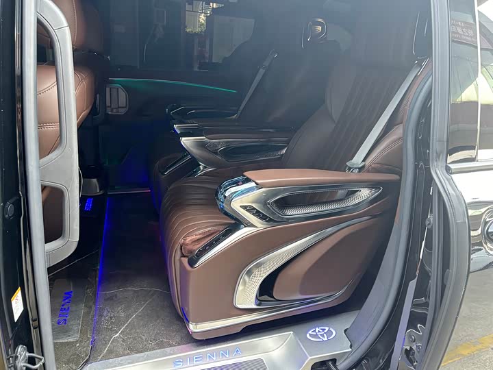 Фото 9 - Toyota Sienna