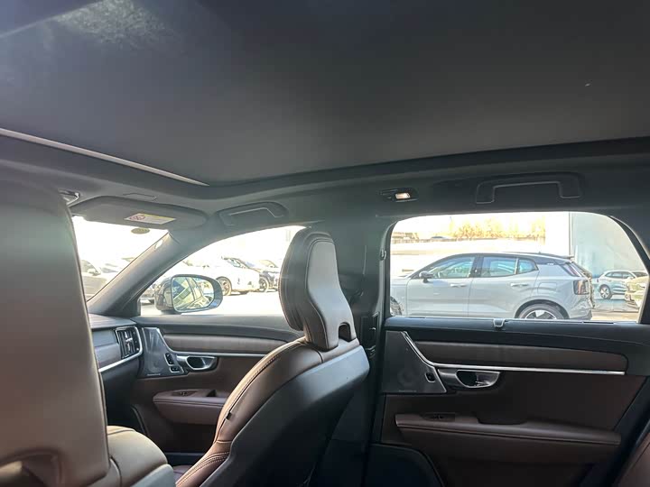 Фото 8 - Volvo V90