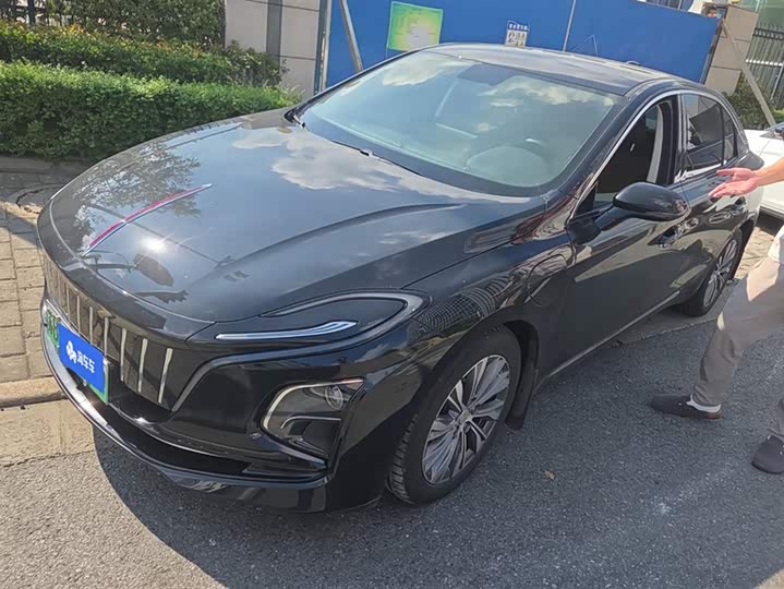 Фото 1 - Hongqi E-QM5