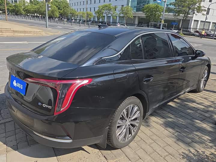 Фото 3 - Hongqi E-QM5