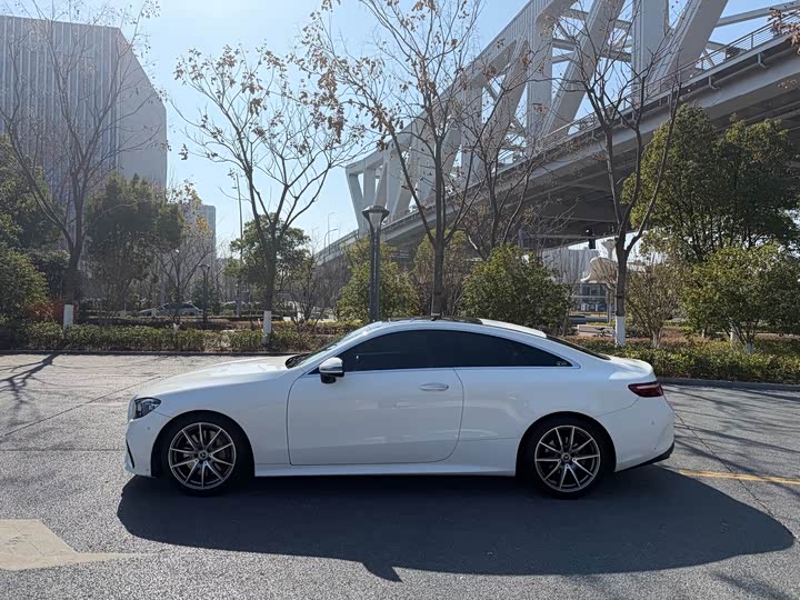 Фото 4 - Mercedes-Benz E-Class