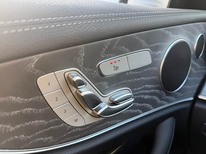 Фото 5 - Mercedes-Benz E-Class