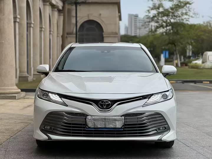 Фото 2 - Toyota Camry