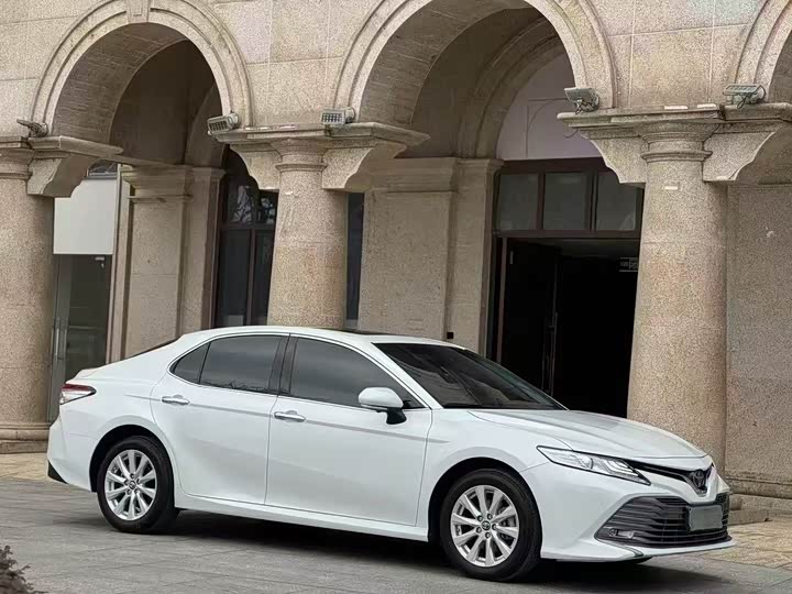 Фото 3 - Toyota Camry