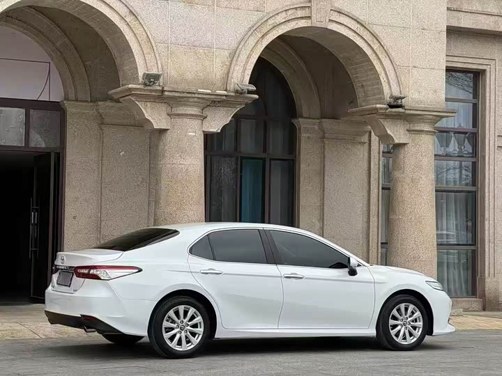 Фото 4 - Toyota Camry