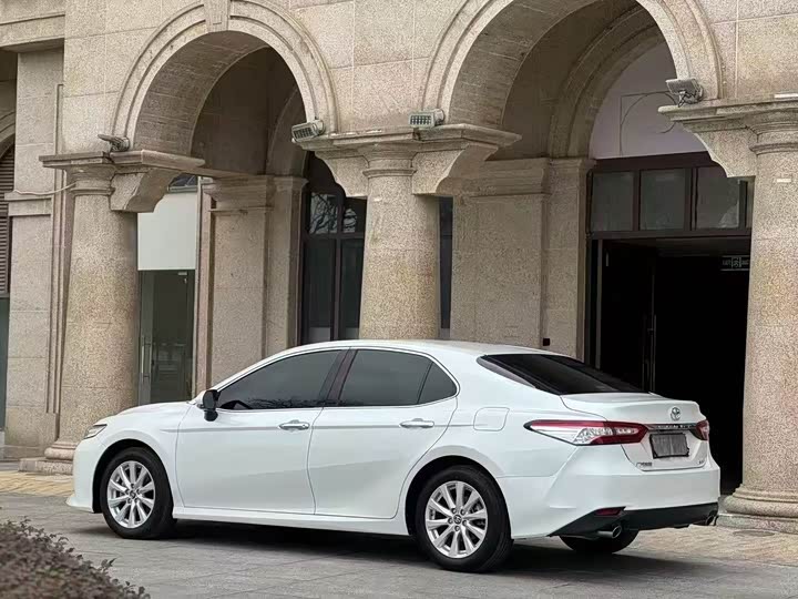 Фото 5 - Toyota Camry