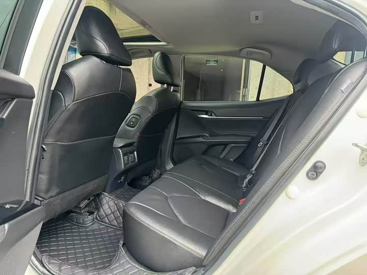 Фото 7 - Toyota Camry