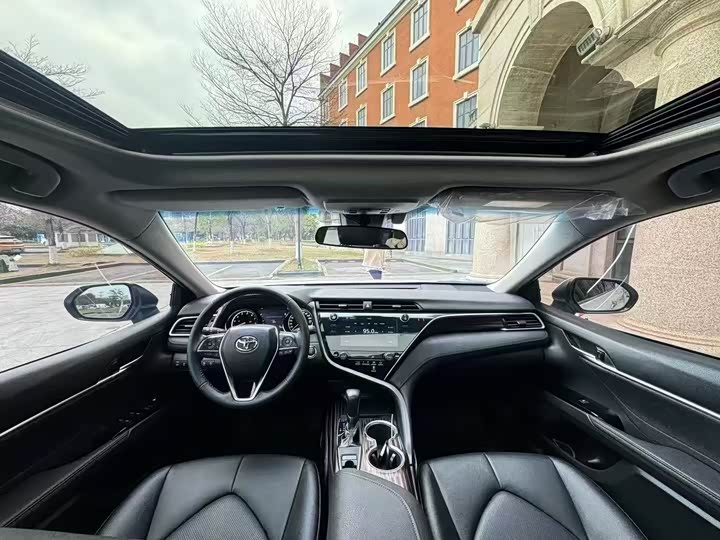 Фото 8 - Toyota Camry