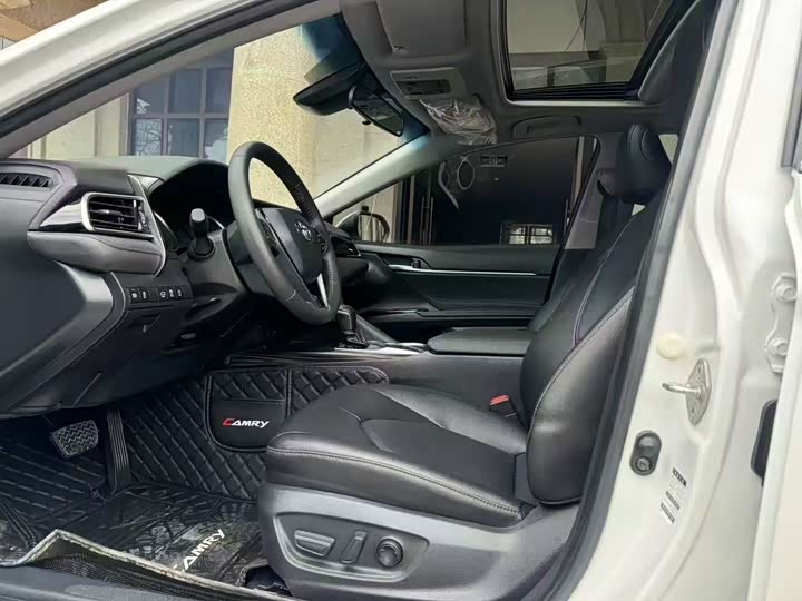 Фото 9 - Toyota Camry