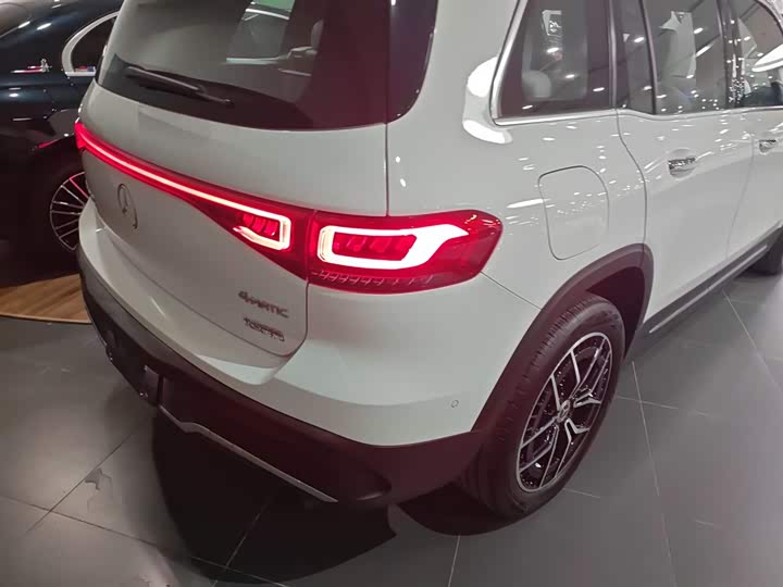 Фото 8 - Mercedes-Benz EQB