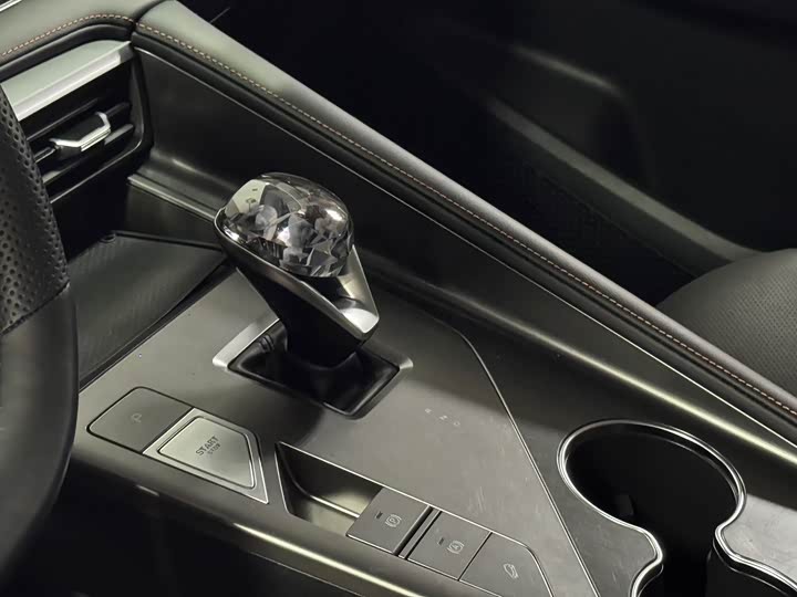 Фото 5 - Roewe RX5 Hybrid