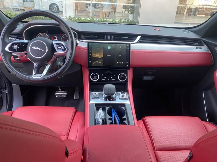 Фото 8 - Jaguar F-Pace