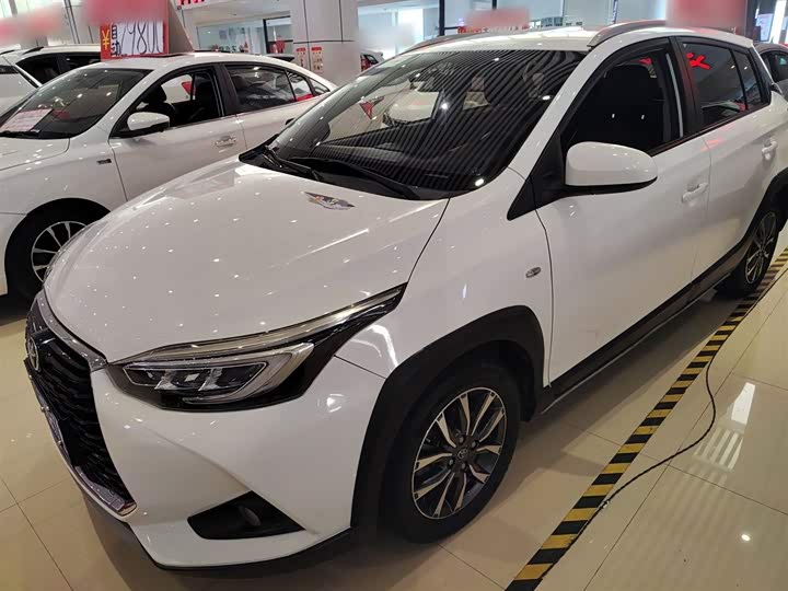 Фото 2 - Toyota Yaris L Hatchback