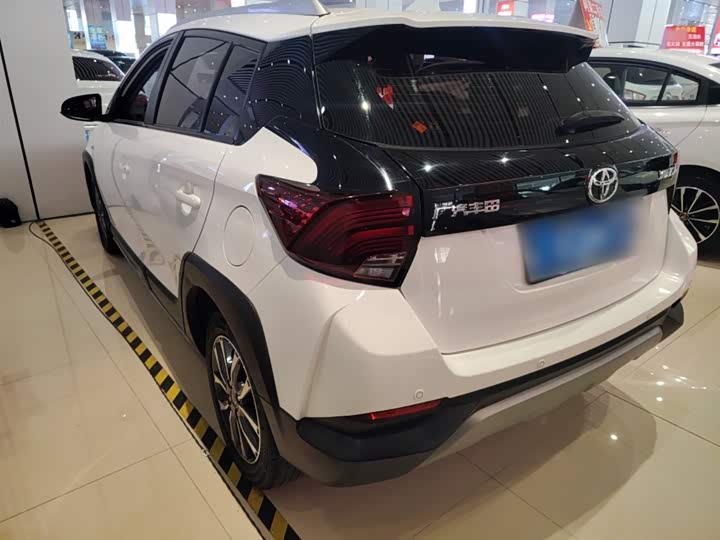 Фото 5 - Toyota Yaris L Hatchback