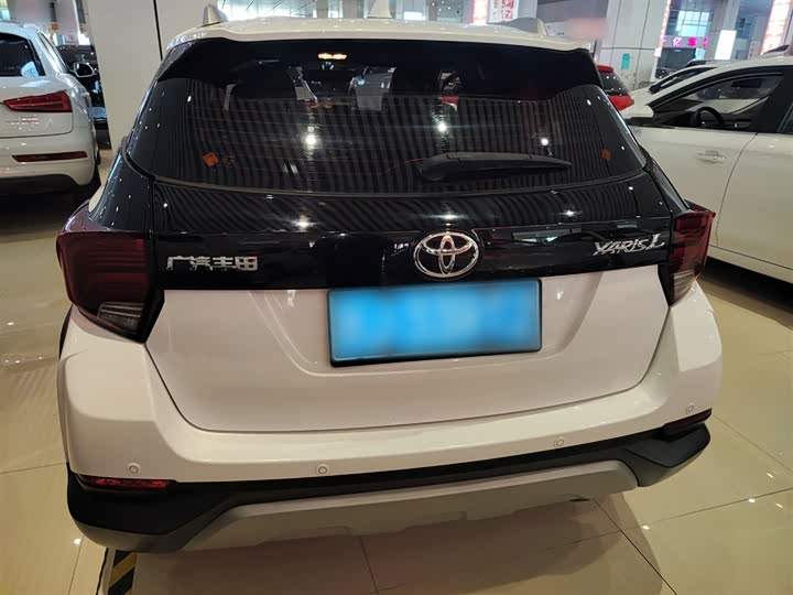 Фото 6 - Toyota Yaris L Hatchback