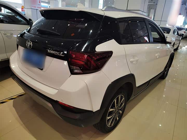 Фото 7 - Toyota Yaris L Hatchback