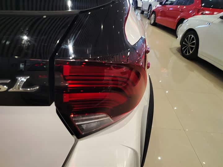 Фото 8 - Toyota Yaris L Hatchback