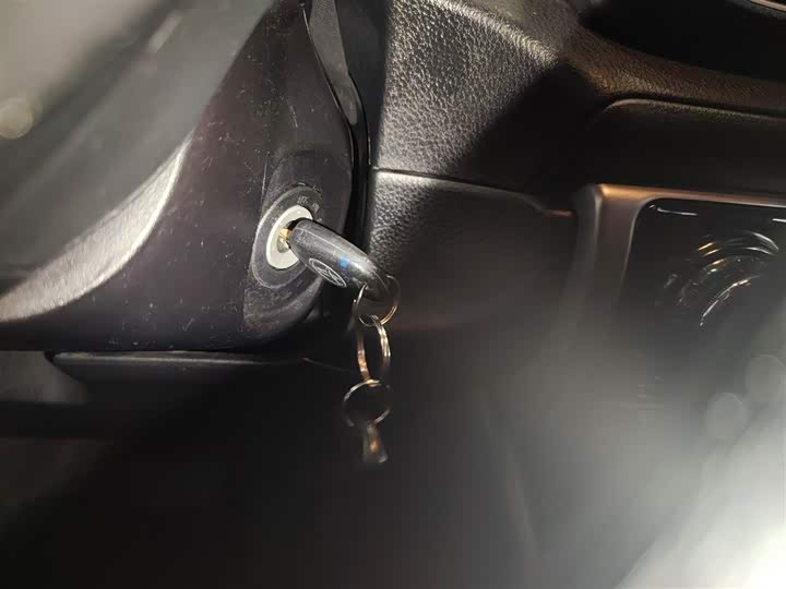 Фото 9 - Toyota Yaris L Hatchback