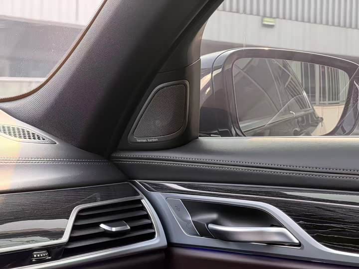 Фото 9 - BMW 7 Series