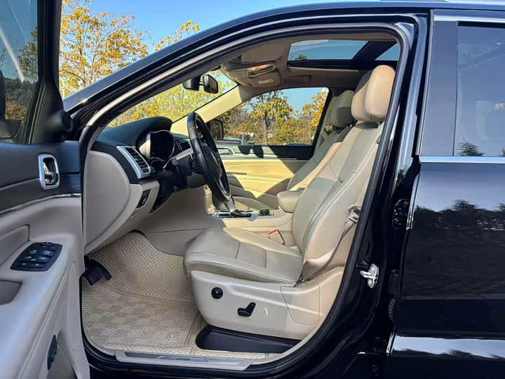 Фото 7 - Jeep Grand Cherokee