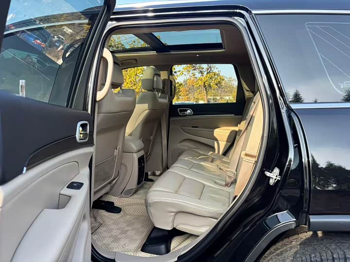 Фото 8 - Jeep Grand Cherokee