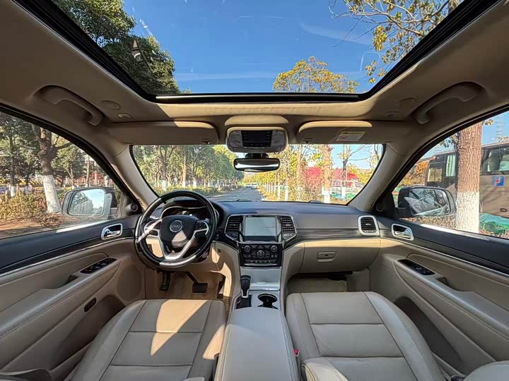 Фото 9 - Jeep Grand Cherokee