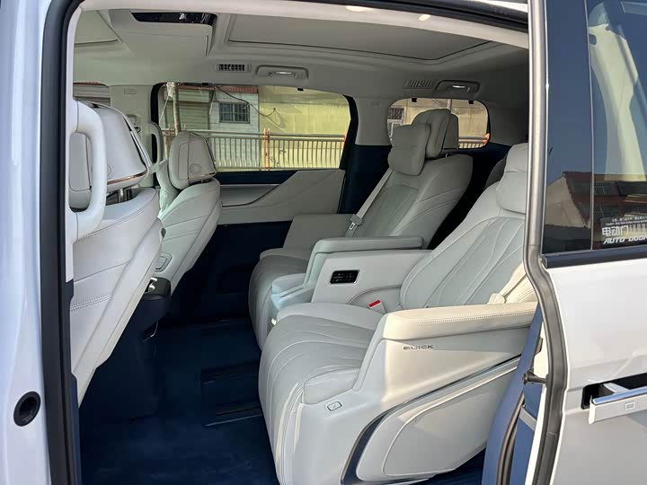 Фото 8 - Buick GL8 Hybrid