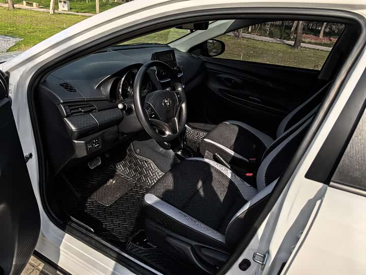 Фото 2 - Toyota Yaris L Hatchback