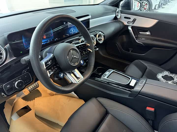 Фото 9 - Mercedes-Benz A-Class AMG