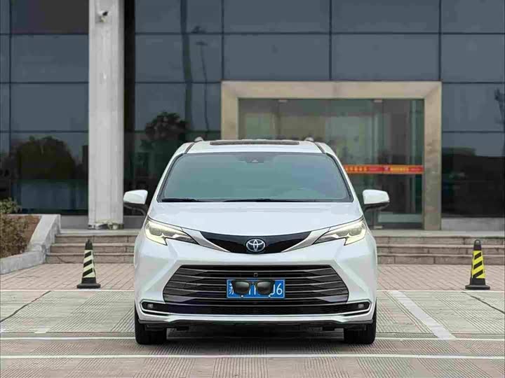 Фото 2 - Toyota Sienna