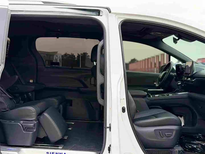 Фото 5 - Toyota Sienna