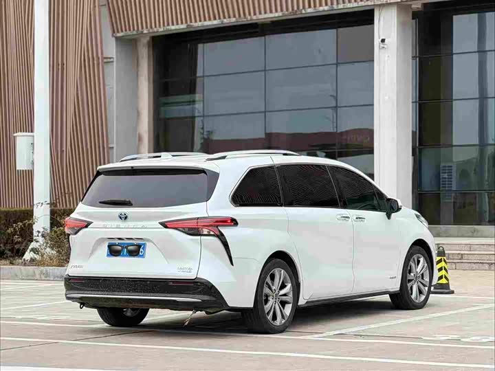 Фото 7 - Toyota Sienna