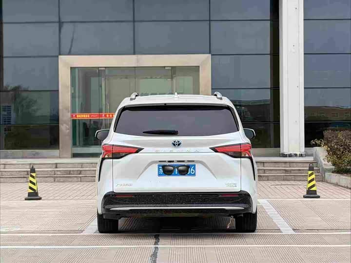 Фото 8 - Toyota Sienna