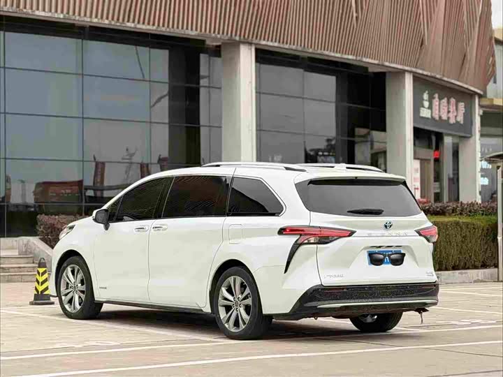 Фото 9 - Toyota Sienna