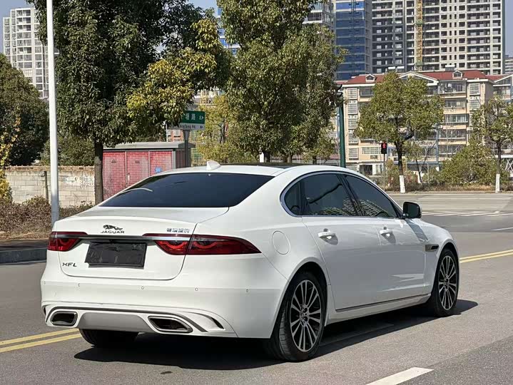 Фото 7 - Jaguar XF L