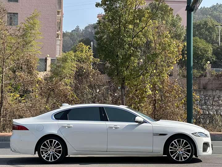 Фото 8 - Jaguar XF L