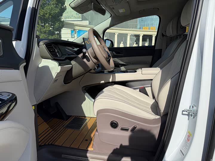 Фото 5 - Denza D9