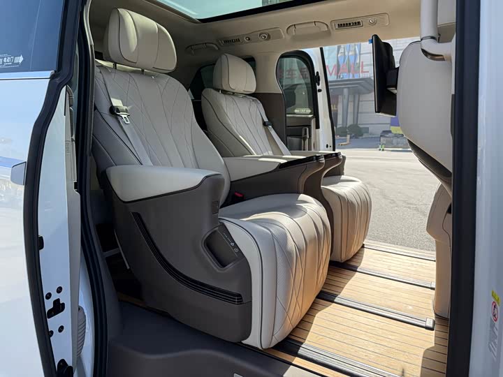 Фото 7 - Denza D9