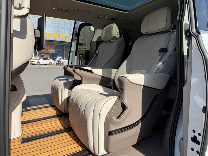 Фото 8 - Denza D9