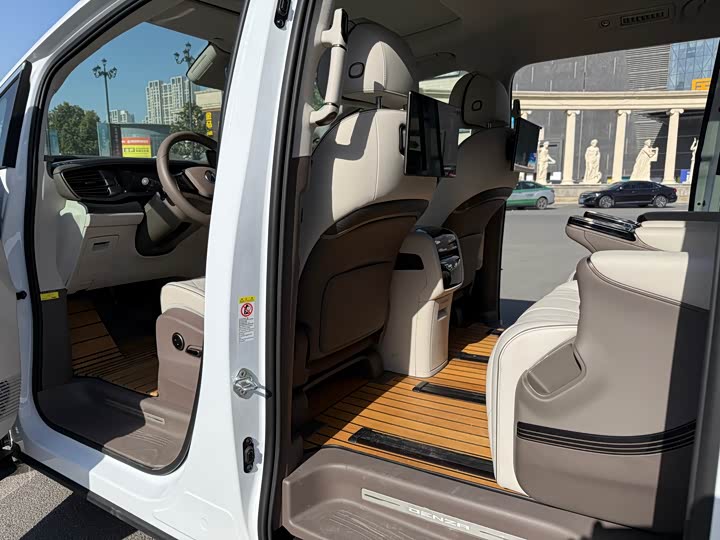 Фото 9 - Denza D9