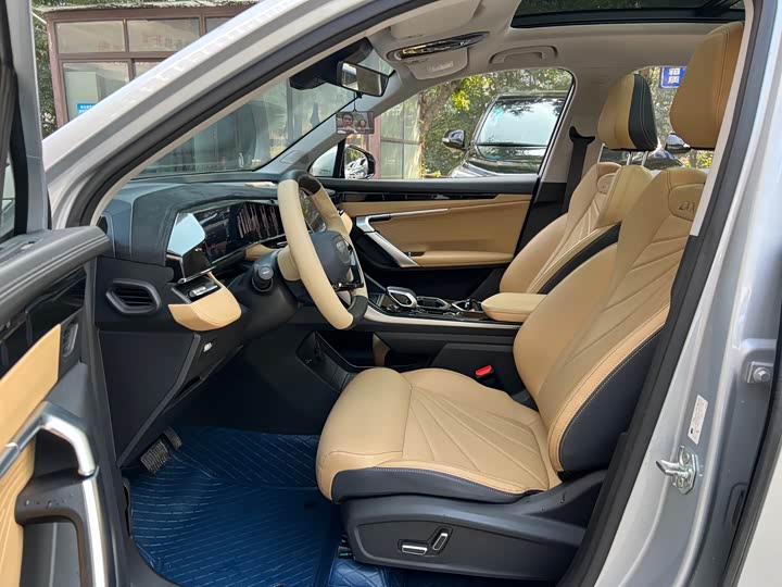 Фото 8 - Geely Atlas L