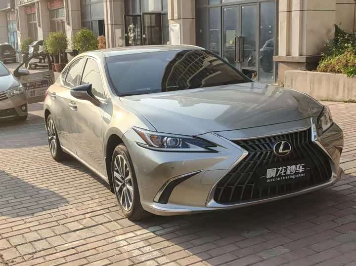 Фото 3 - Lexus ES