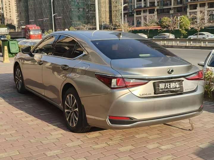 Фото 7 - Lexus ES