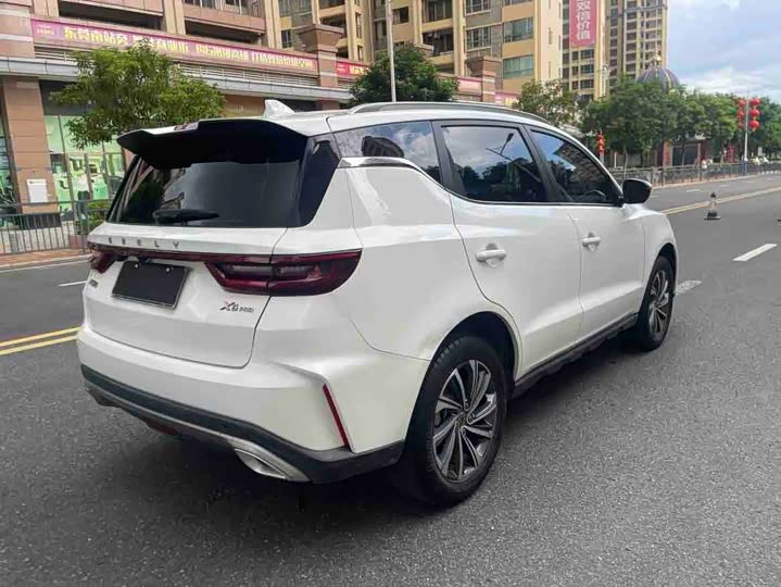 Фото 7 - Geely Vision X6