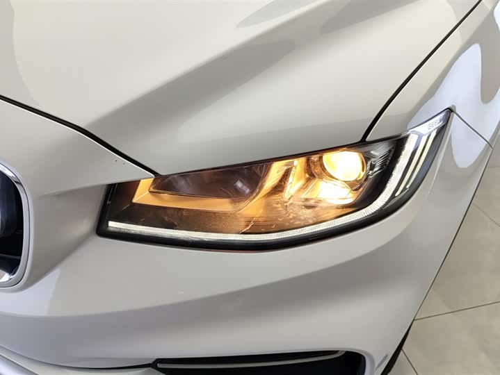 Фото 5 - Geely Atlas