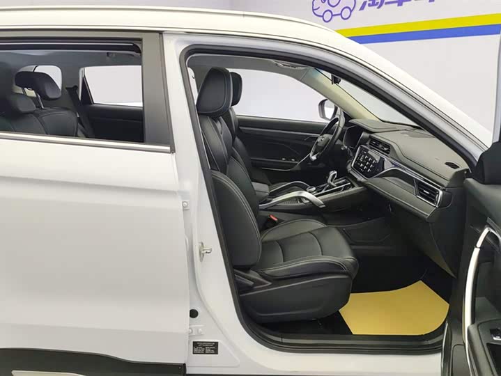 Фото 8 - Geely Atlas