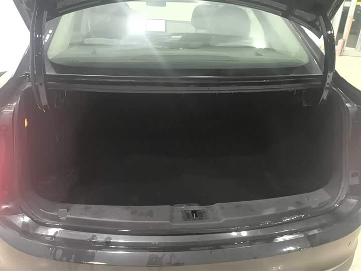 Фото 4 - Hongqi E-QM5