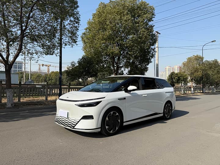 Фото 1 - XPeng X9