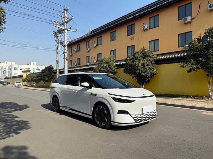 Фото 3 - XPeng X9