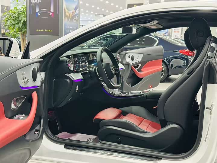 Фото 4 - Mercedes-Benz E-Class